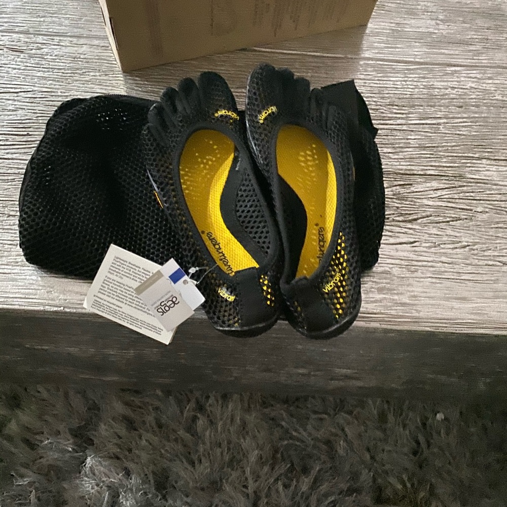 Vibram five fingers size 37 in black.